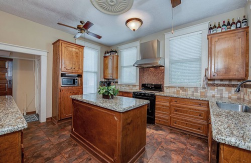 Downtown House | Massive 6 Bedroom Downtown Homen