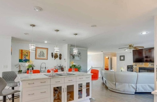 Harrisburg House | Massive 6 bedroom with Hot Tub!