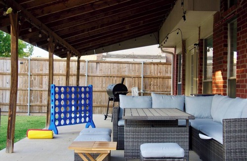 Denton House | Massive 6BR Home | Near Denton, UNT & Lake Fun!