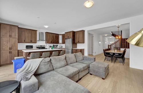 Kitchener House | Massive 8 Bed Luxury Estate with 65" TV and Free Parking