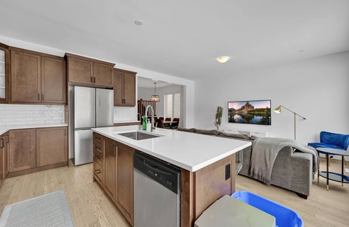 Kitchener House | Massive 8 Bed Luxury Estate with 65" TV and Free Parking