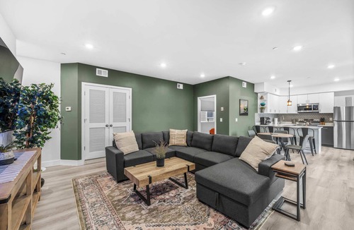 Center City Apartment | Massive 8 Bedroom Complex, 2 Garage Parking