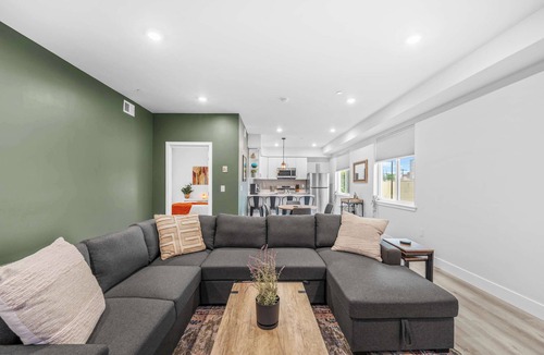 Center City Apartment | Massive 8 Bedroom Complex, 2 Garage Parking