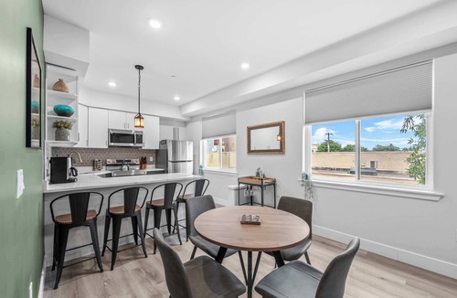 Center City Apartment | Massive 8 Bedroom Complex, 2 Garage Parking