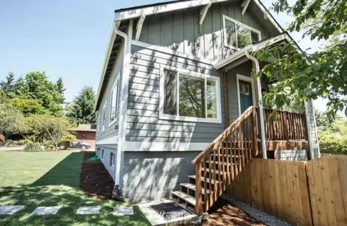 Haller Lake House | Massive 8BR/3BA Seattle Home | 2 Kitchens, A/C, Yard | Perfect for Groups