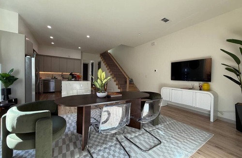 Cedar Crest Villa | Massive Boutique Creative Home Downtown Dallas