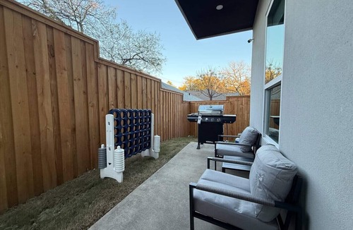 Cedar Crest Villa | Massive Boutique Creative Home Downtown Dallas
