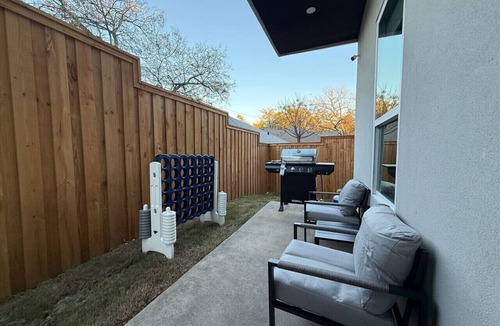Cedar Crest Villa | Massive Boutique Creative Home Downtown Dallas