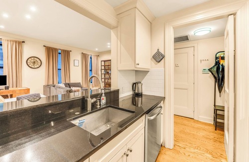 Turtle Bay Apartment | Massive Brownstonewith AC in Midtown NYC