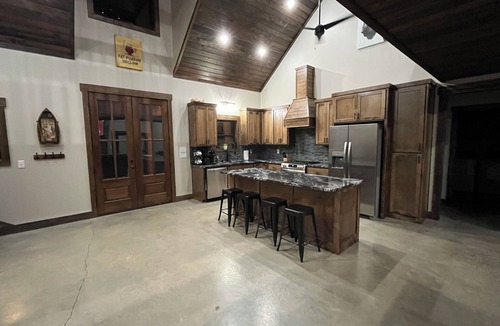 Heber Springs Cabin | Massive cabin on the Little Red River in Heber Springs - 6 bedrooms.