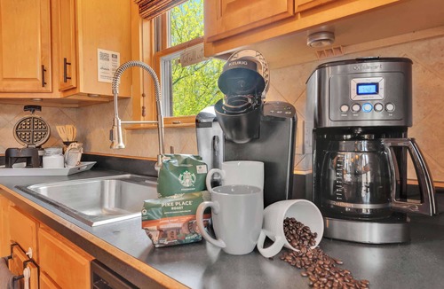 Lakeville Cabin | Massive Log Chalet with Hot Tub