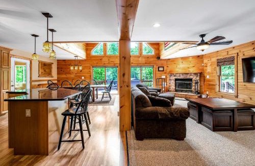 Lakeville House | Massive Log Chalet with Hot Tub