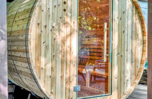 Lakeville House | Massive Log Chalet with Hot Tub