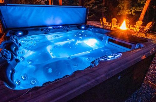 Lakeville House | Massive Log Chalet with Hot Tub