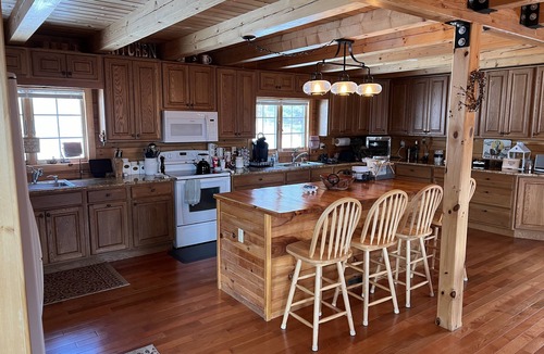 Kunkletown Cabin | Massive Log Home near Blue Mountain