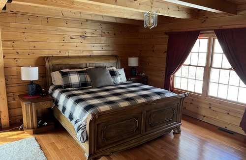 Kunkletown Cabin | Massive Log Home near Blue Mountain