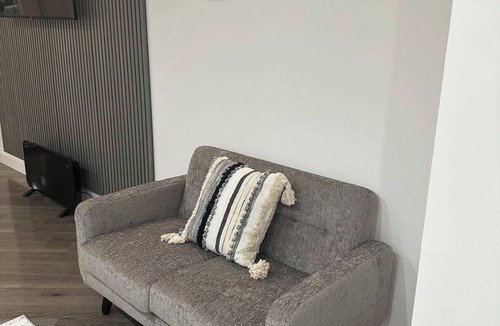 Mayesbrook Apartment | Massive Luxury Garden Studio/Gym Access (Studio T)