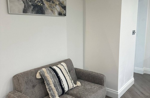 Mayesbrook Apartment | Massive Luxury Garden Studio/Gym Access (Studio T)