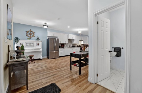 Port Colborne Apartment | Massive Master BD 2 Kings Plus Ensuite