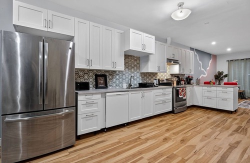 Port Colborne Apartment | Massive Master BD 2 Kings Plus Ensuite