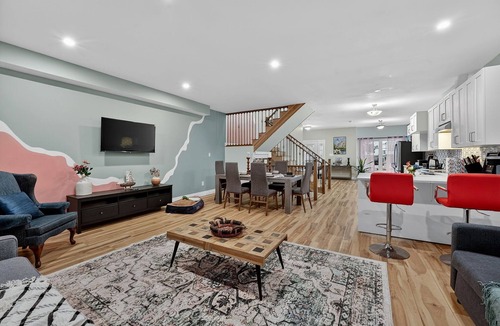 Port Colborne Apartment | Massive Master BD 2 Kings Plus Ensuite