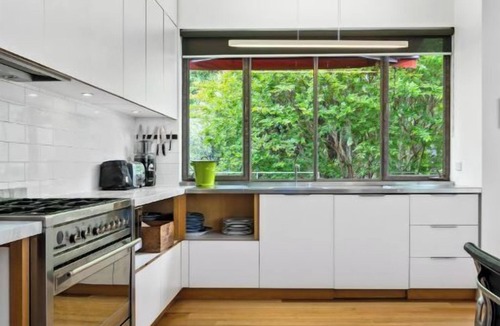 Elwood Apartment | Massive Mitford! Large, Luxurious 1st Class 4 Bdrm