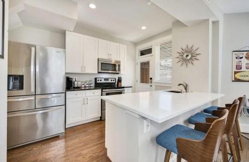 Park View House | Massive Mid-Century Marvel 5 Bedrooms and Parking