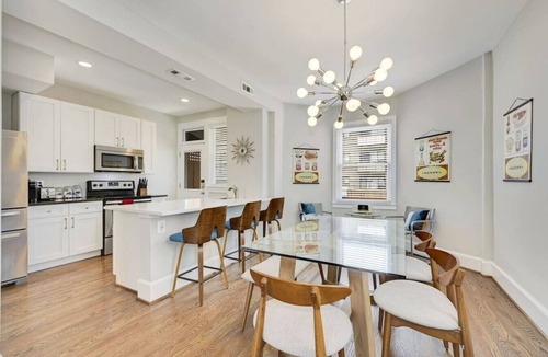 Park View Villa | Massive Mid-Century Marvel: 5 Bedrooms and Parking
