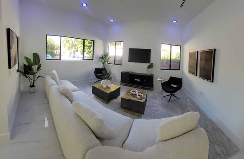 El Portal House | Massive rooms and living spaces. Great for