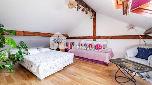 Porte-Dauphine House | Master and kids bdrs separated from rest of the house