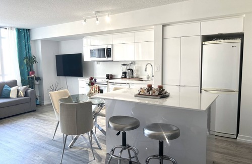 Wellington Place Bed & Breakfast | Master bedroom in Downtown Toronto, best location near CN tower
