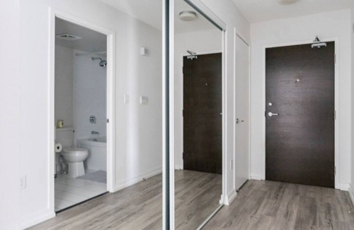 Wellington Place Bed & Breakfast | Master bedroom in Downtown Toronto, best location near CN tower