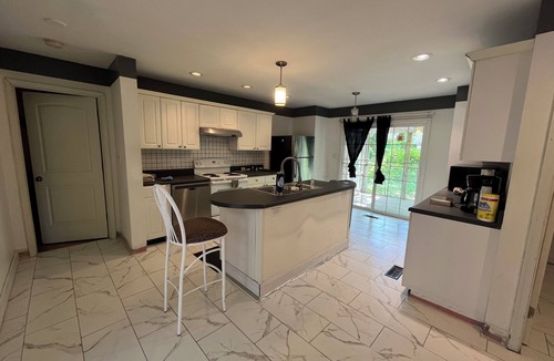 Richmond House | Master bedroom in Richmond's West End - zip code 23294