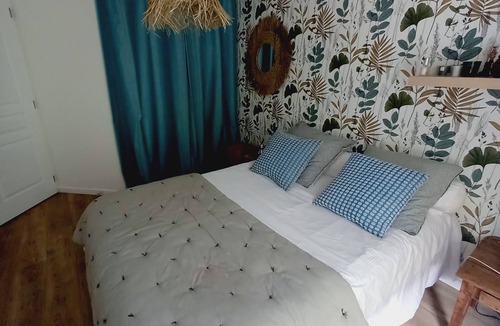 Riom Bed & Breakfast | Master bedroom Riom Chatel G