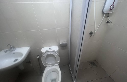 Kuala Lumpur Apartment | Master bedroom with attached bathroom