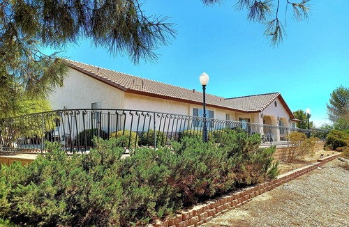 Victorville House | MASTER BR - Safe Apple Valley, Full Bath-AC-WiFi-kitchen-laundry-patios- parking
