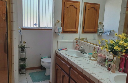 Victorville House | MASTER BR - Safe Apple Valley, Full Bath-AC-WiFi-kitchen-laundry-patios- parking