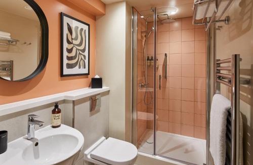 Dowgate Apartment | master Cannon