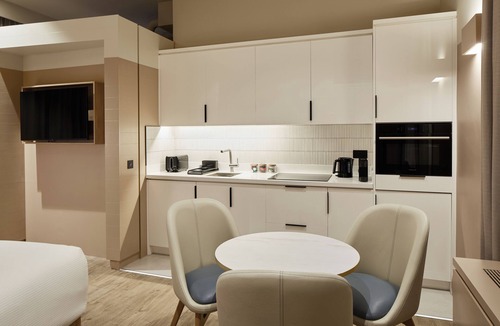 Dowgate Apartment | master Cannon