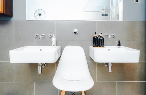 Canary Wharf House | Master En - Suite Townhouse double with Garden & Hot Tub