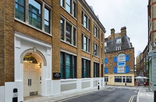 The City of London Apartment | master St. Paul's