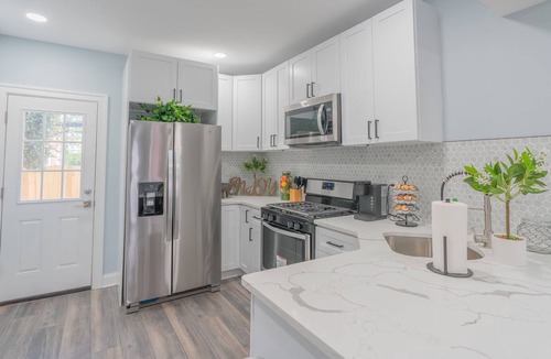 Brewerytown House | *Master Suite* 11 GUESTs | Group Stay | 3 Floors