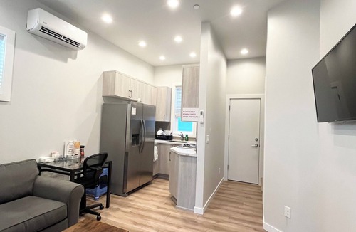 Tukwila House | Master Suite - Transit private MASTER SUITE near airport.