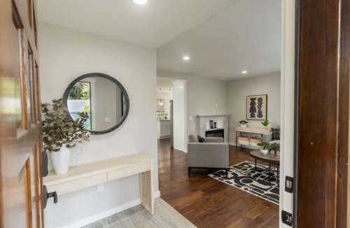 Parkland House | Master Suite with King Size Bed.