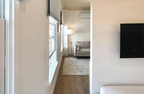 Miracle Mile Apartment | masterfully blend modern luxury studio with thoughtful details