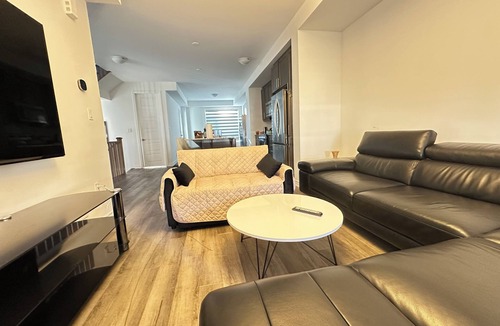 Mount Pleasant House | Masters Bedroom en-suite washroom living