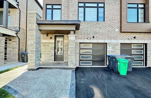 Mount Pleasant House | Masters Bedroom en-suite washroom living