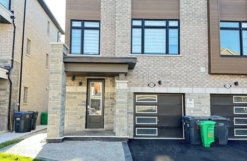 Mount Pleasant House | Masters Bedroom en-suite washroom living