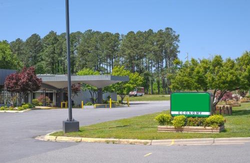 Selma Hotel | Masters Inn Selma Smithfield I-95 By OYO