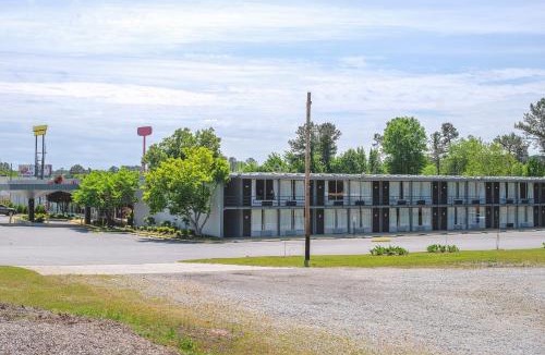 Selma Hotel | Masters Inn Selma Smithfield I-95 By OYO